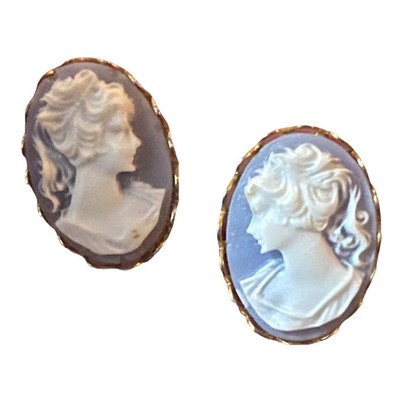 Vintage Cameo clip on earrings. Light blue & white with gold - Picture 2 of 10